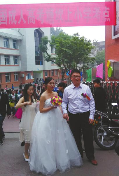 新郎向剛考完試的新娘送上鮮花。