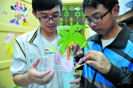 男生正把廢舊物做成裝飾品，裝扮女生寢室