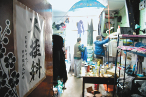 寢室門上的招貼表達(dá)了學(xué)生們的愿望，其實(shí)不逃課、少逃課才是不掛科的保證