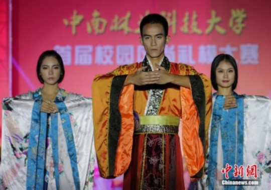 ?；ㄐ２萃_(tái)示范中華禮儀 展現(xiàn)漢服風(fēng)采