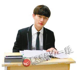 穿上正裝的女生更優(yōu)雅成熟了；男生常常被女生夸獎(jiǎng)長(zhǎng)得帥。