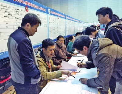 11月15日在華北水院舉行的水利水電專場招聘會上，萬余名畢業(yè)生來求職