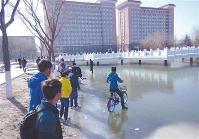 南方的孩子不理解北方的寒冷，這冰厚得，嚇尿了！ @顏遠(yuǎn)鋒