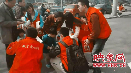 孩子們也加入到了“愛心隊(duì)伍”中