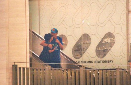 林憶蓮與小男友逛街吃飯，當(dāng)街摟抱親熱熱情如火。