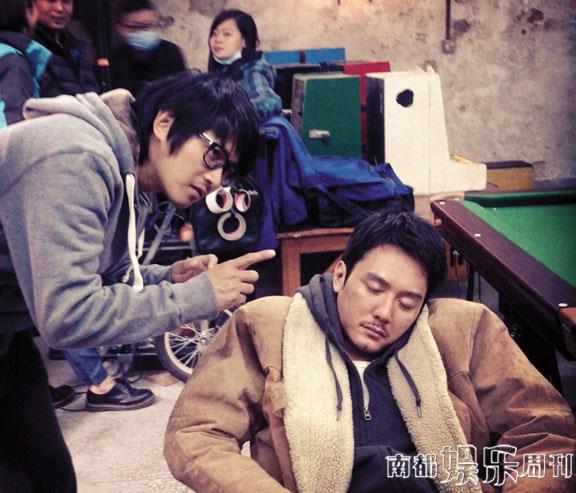 導(dǎo)演在認(rèn)真給演員說(shuō)戲，演員聽(tīng)得也很認(rèn)真。