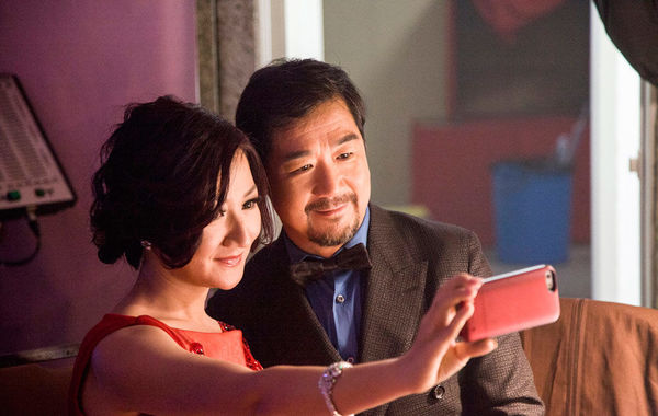 在主持晚會期間，張國立還與同場的女主持自拍合影。