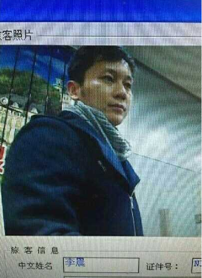 范冰冰李晨同現(xiàn)身煙臺(tái)機(jī)場 疑見家長好事將近