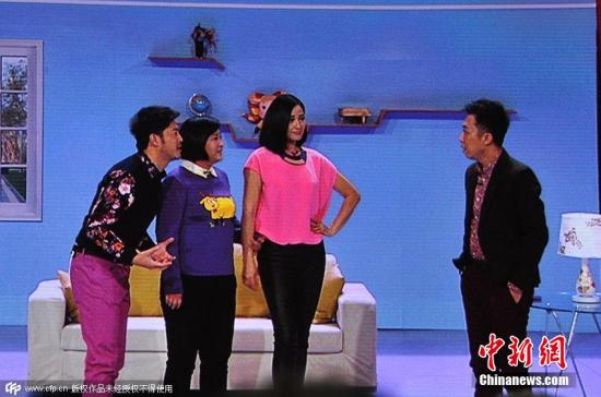 2015年2月18日晚8時(shí)，2015央視羊年春晚準(zhǔn)時(shí)開播，各路明星大腕齊聚一臺(tái)向觀眾展示了一場(chǎng)奢華的