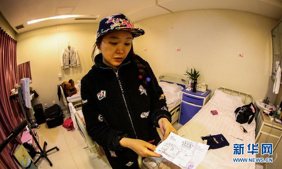 赴韓整形失敗者陳怡麗向記者展示醫(yī)療事故鑒定（4月8日攝）。