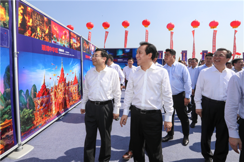 胡和平許家印參觀童世界展板 胡和平許家印參觀童世界展板