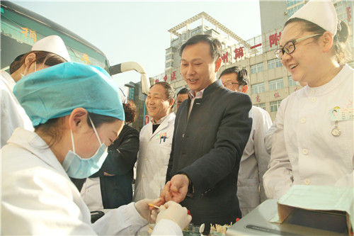 醫(yī)護(hù)人員獻(xiàn)血 醫(yī)護(hù)人員獻(xiàn)血