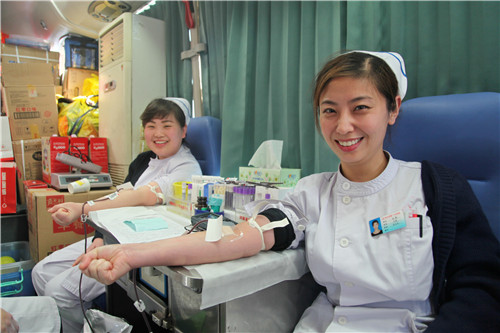 醫(yī)護(hù)人員獻(xiàn)血 醫(yī)護(hù)人員獻(xiàn)血
