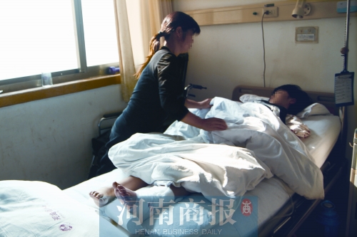 14歲的小美躺在病床上，左腿摔傷的部位還纏著繃帶