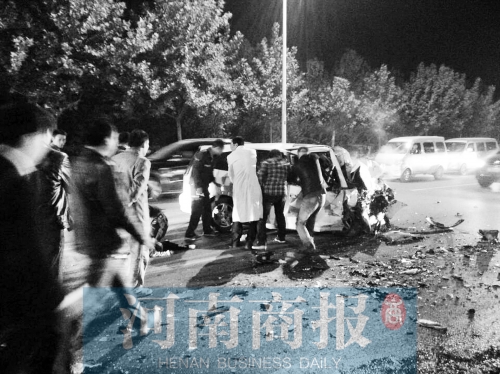 慘劇現(xiàn)場，眾人紛紛上前施救，有人拉住變形的車門，為傷者爭取救援時間