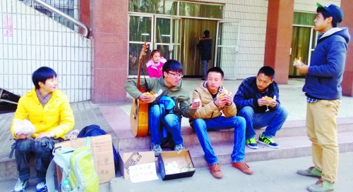 給別人講笑話,換來了5個餅夾菜。