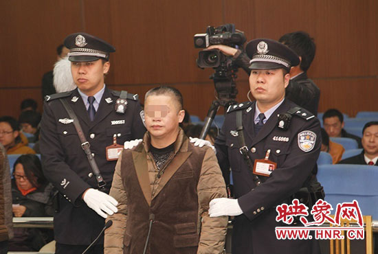 被告人被法警帶上法庭時(shí)，身上沒(méi)有戒具，也沒(méi)有剃光頭。（圖片來(lái)源于微博@豫法陽(yáng)光）