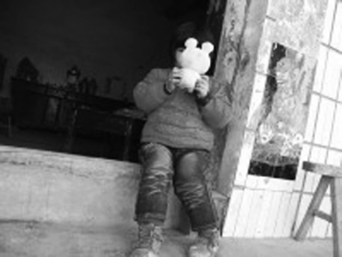 對自己的怪病，依依懵然無知。