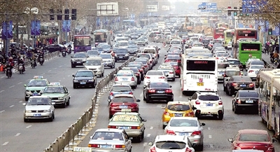 昨天下午，擁擠的花園路。 鄭州晚報記者 馬健 圖