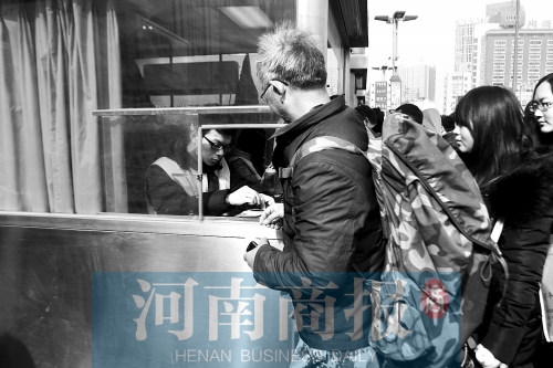 趙俊方在鄭州火車站進站，準(zhǔn)備前往甘肅災(zāi)區(qū)和災(zāi)民一起過春節(jié)。記者 唐韜/攝