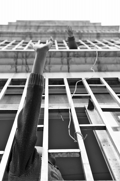 聽(tīng)到聲音小哥倆就在窗戶邊集合，不聚不散。