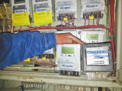 　跟智能電表（左）相比，老式機械電表（右）就像個“老古董”。