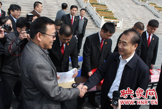 在新密市法院，省高院院長(zhǎng)張立勇為拍得轎車的陳先生發(fā)放車鑰匙。