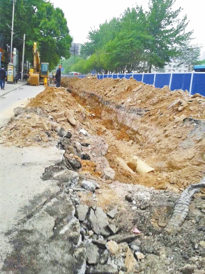 文化路大修改造工程，目前西半幅圍擋已基本鋪設(shè)到位。