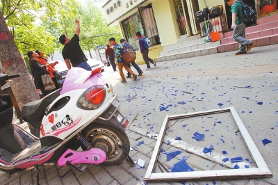 鄭州一樓房窗戶(hù)5樓墜下 砸中轎車(chē)劃傷人