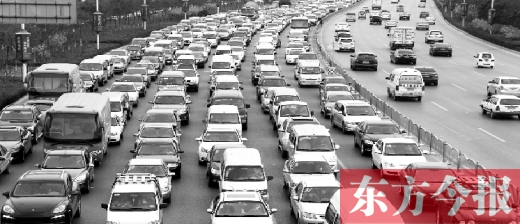 21日，鄭州市中州大道，大量擁堵的汽車將寬寬的道路變成“停車場”