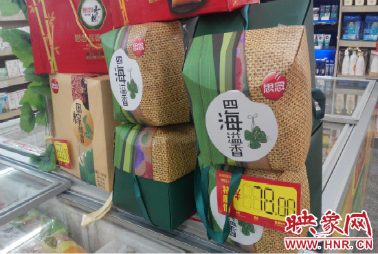 今年商場里的散裝、袋裝粽子多了，盒裝粽子的售價(jià)也更加親民。