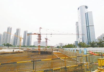 中州大道與金水東路東北角，正在建一座大型停車場。