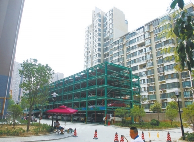 商城路與英協(xié)路交叉口附近的濱河綠苑小區(qū)內(nèi)，剛剛建好一個立體停車場。