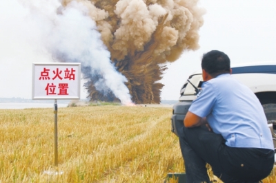 民警點火，引爆爆炸物品。