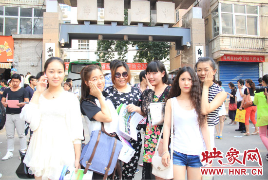 畢業(yè)和同學一起去旅行是不少考生的選擇。