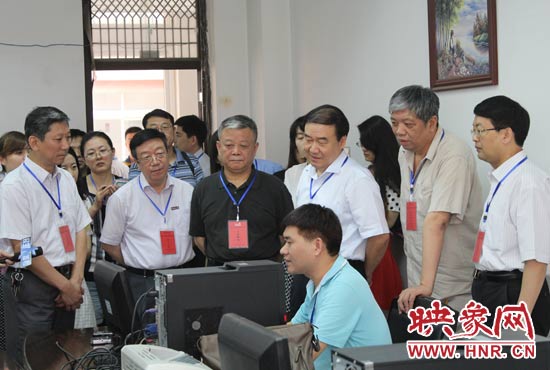 在評卷質(zhì)檢組,工作人員介紹說,今年有四級質(zhì)檢(即小組質(zhì)檢、題組質(zhì)檢、學(xué)科質(zhì)檢、省質(zhì)檢),確保嚴(yán)把質(zhì)量