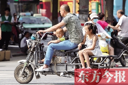 這樣帶著孩子，一個(gè)剎車，孩子就有可能摔下車