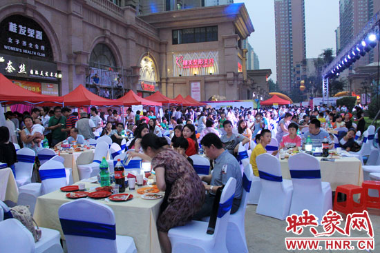 活動(dòng)場(chǎng)面火爆,600多人免費(fèi)大聚餐。