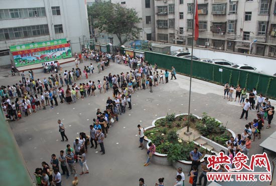 報名現(xiàn)場從一大早便已排起了長龍。