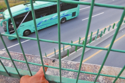 事發(fā)現(xiàn)場(chǎng)的橋梁護(hù)欄上,還留有疑似肇事瀝青塊的碎片。