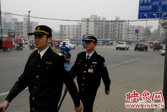 每天，老王的工作就是在火車站附近巡邏