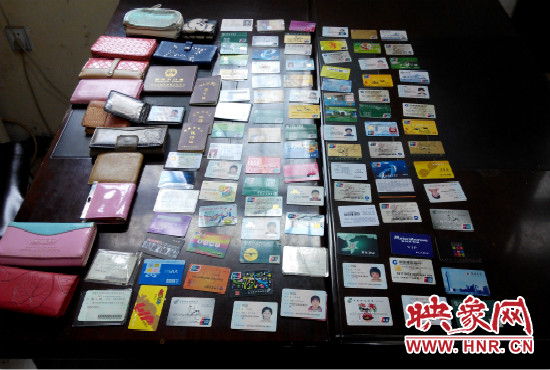 在日常執(zhí)勤當(dāng)中，巡防隊員經(jīng)常能撿到很多的身份證和銀行卡。