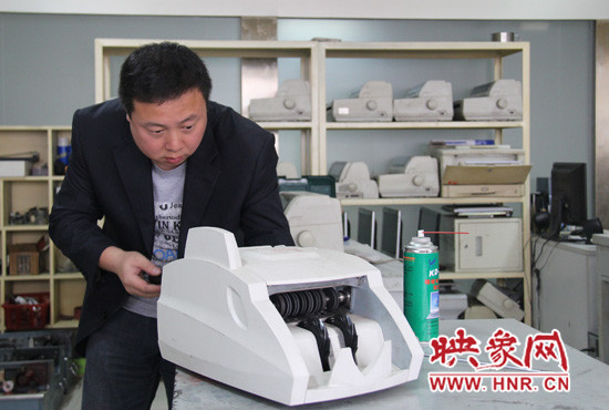 陸涌每天的工作就是和機(jī)器“談心”、發(fā)現(xiàn)故障、修好它們。