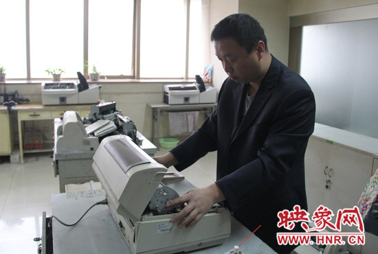 “不行，我再試一下，我一定要修好它?！庇龅诫y題，東北人身上的那股執(zhí)拗勁讓他又堅(jiān)持了下來(lái)