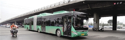 昨日上午，一輛B3快速公交測(cè)試車行駛在西三環(huán)的線路上。