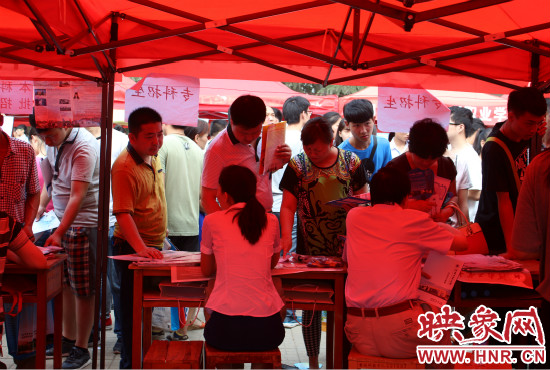 家長們最關(guān)心的還是畢業(yè)以后孩子的就業(yè)情況。