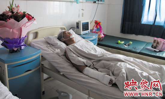 梁亮顱骨骨折、右胳膊肌腱被砍斷,手指受傷。