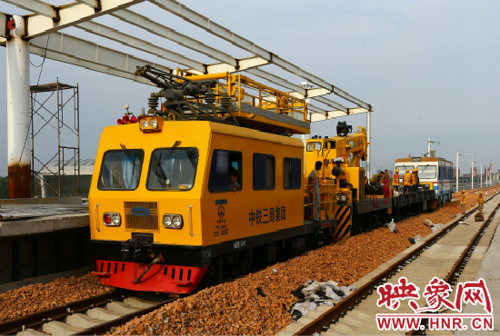 一列工程車從站臺駛過。