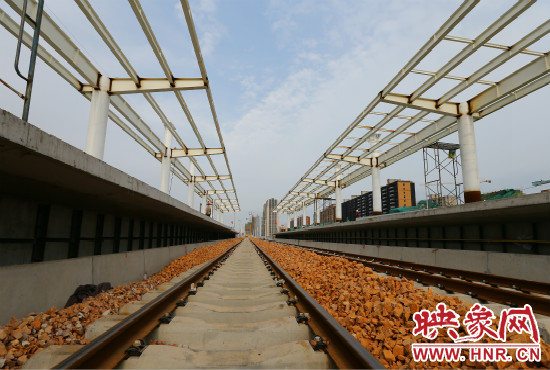 筆直的軌道等待著即將通車的幸福時刻。