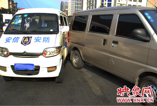 兩輛面包車也被牽連。